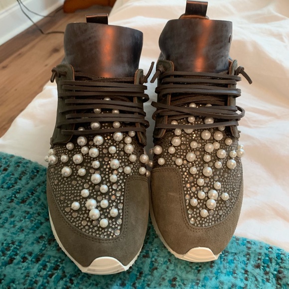 BUY OR TRADE Sneakers - Pearl Esseutesse Size 9 US - Picture 2 of 8